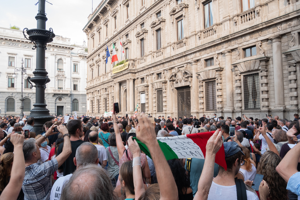 Protest in Italië tegen invoering coronapaspoort. Foto Shutterstock.