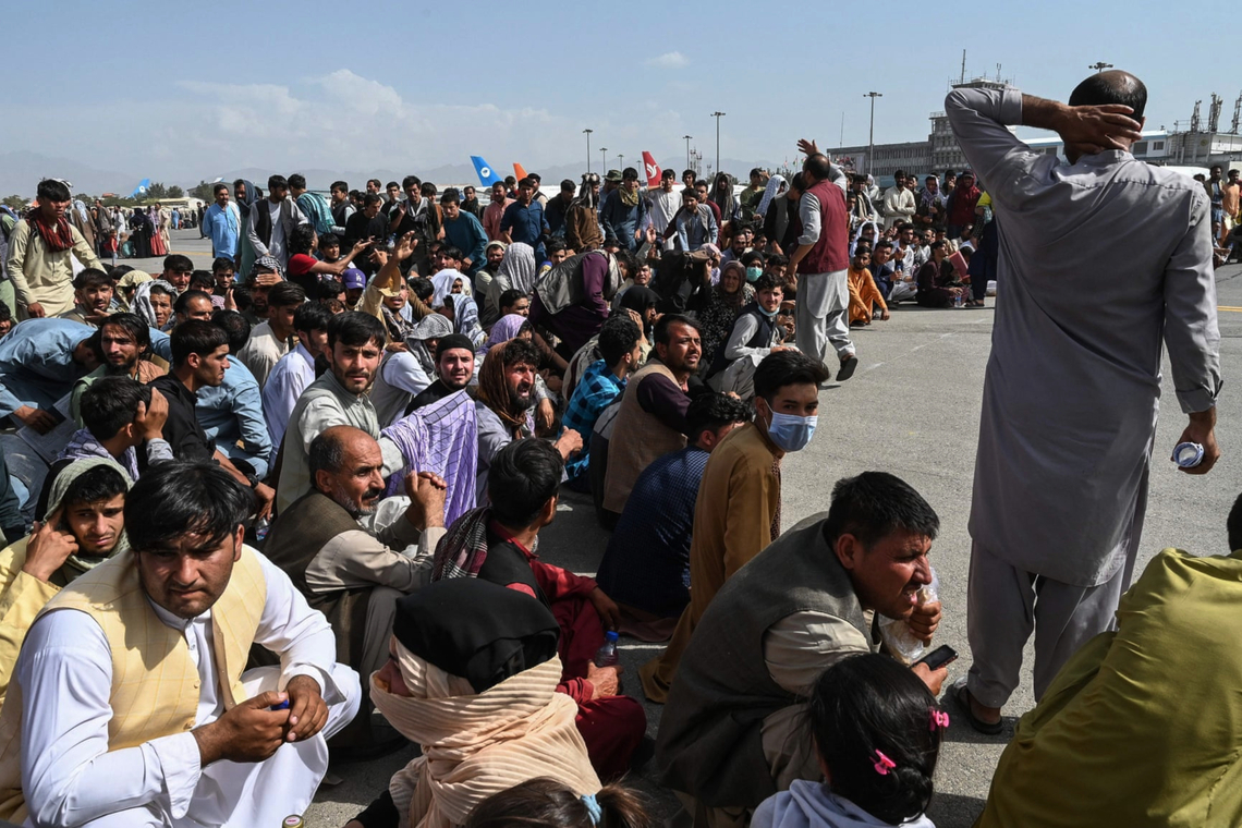 Afghanen op de luchthaven. Foto Shutterstock
