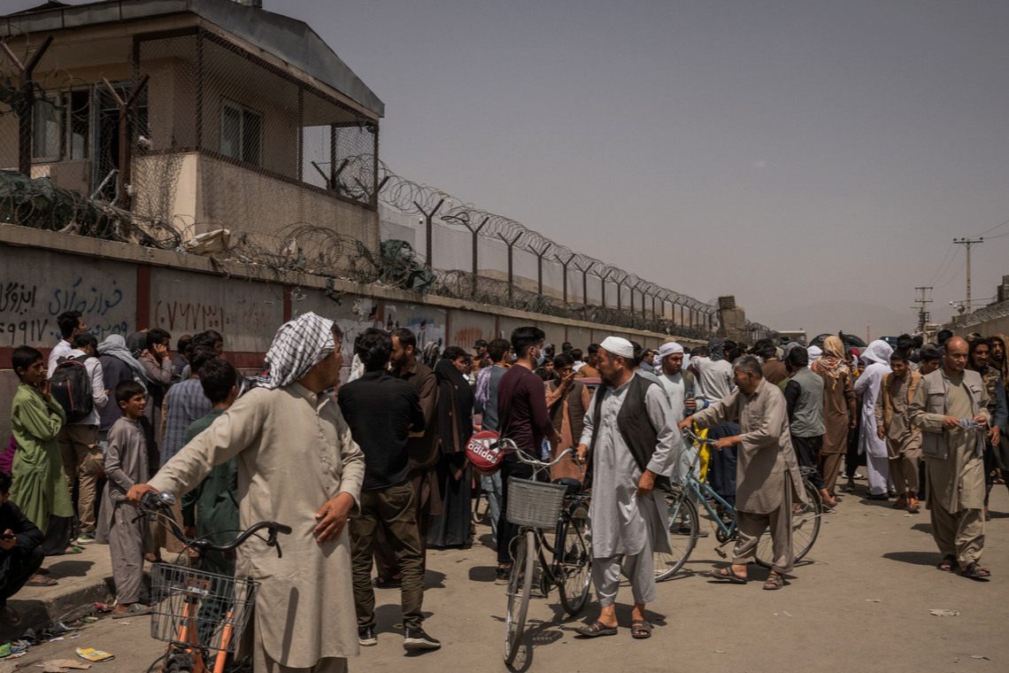 Heel wat Afghanen wachten op toegang tot de luchthaven - Afbeelding: Shutterstock