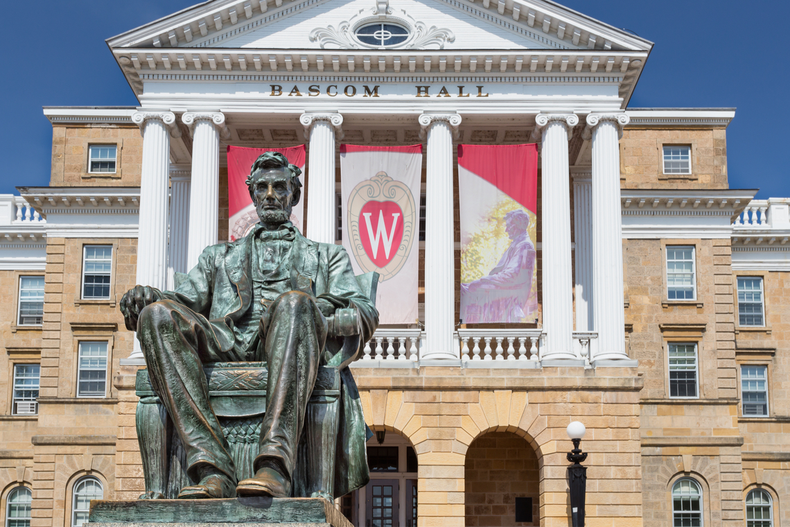Universiteit van Wisconsin betaalt 50.000 dollar om "racistisch" rotsblok te verplaatsen