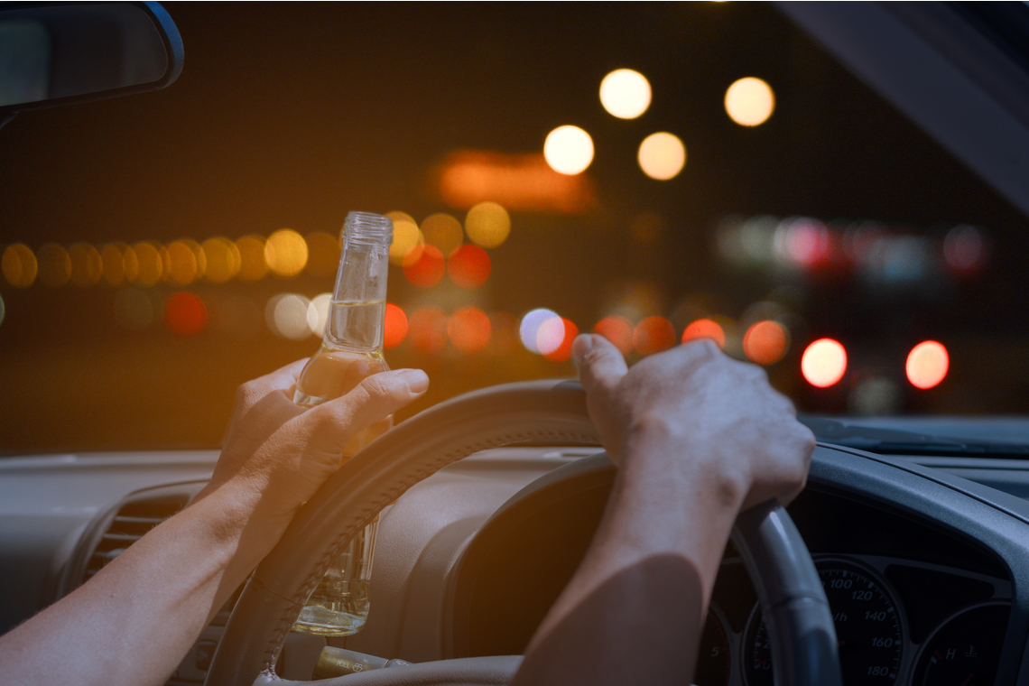 Niet drinken achter het stuur. Foto Shutterstock.