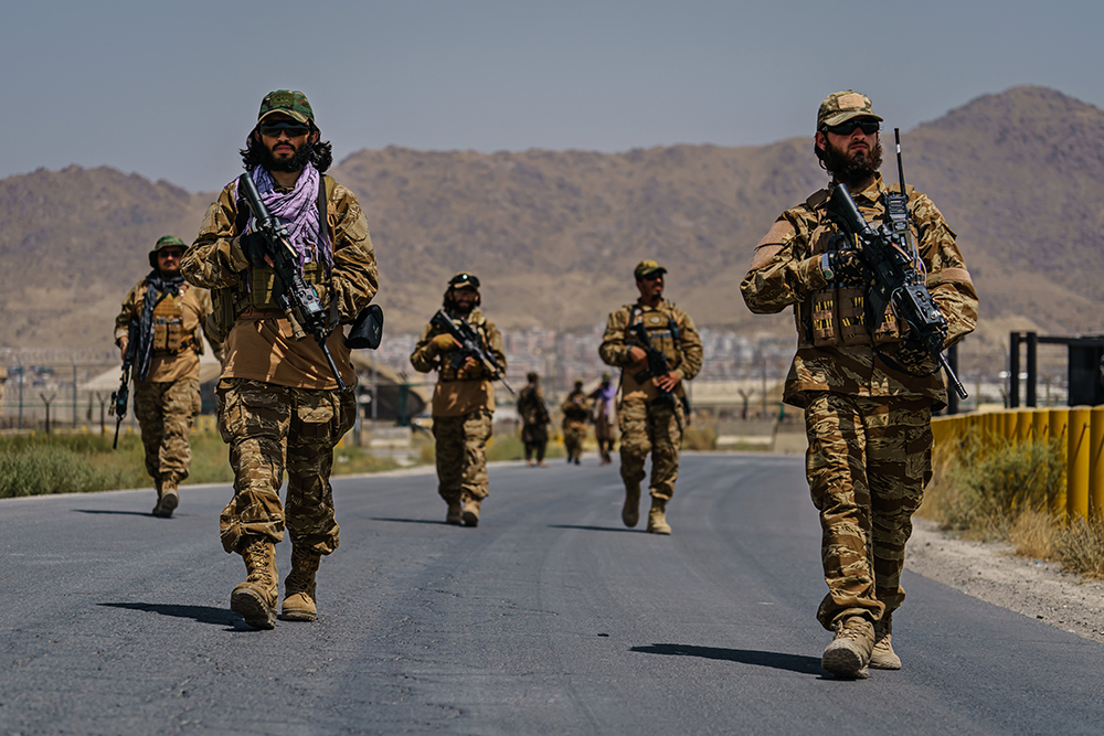 Talibanstrijders betreden de luchthaven van Kaboel (Photonews)
