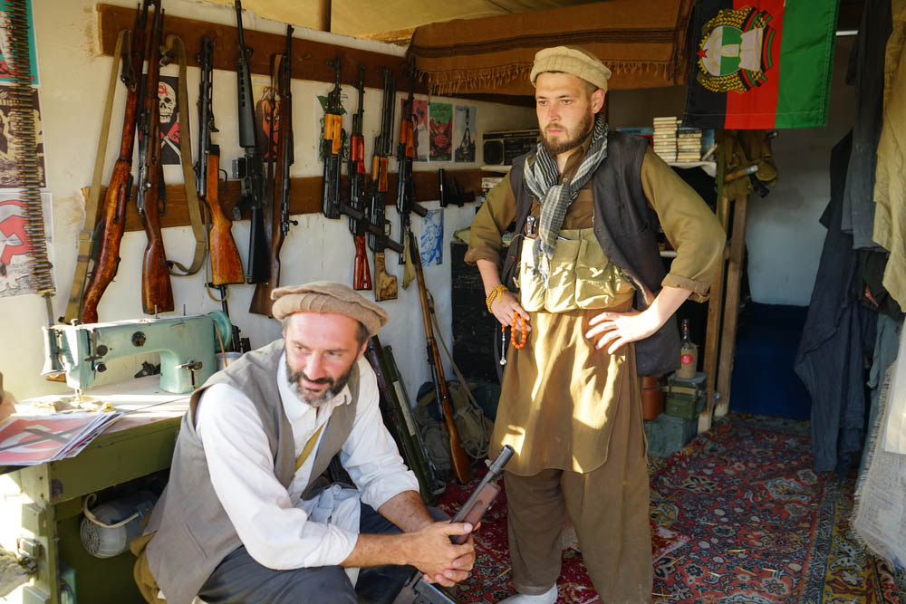 Een talibanstrijder op de luchthaven van Kaboel (Photonews)