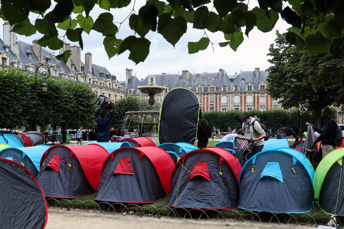 Een 'tentenactie' van Utopia 56 op het Parijse Place des Vosges - Afbeelding: Photonews