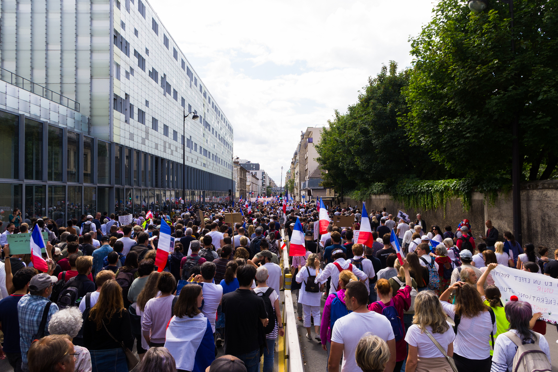 Protestmars in Parijs tegen de Pass Sanitaire. Foto Shutterstock