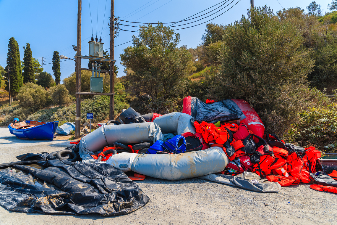 Bootjes die de migranten gebruikten werden achtergelaten aan de kust van het eiland Samos, afbeelding illustratief - Shutterstock