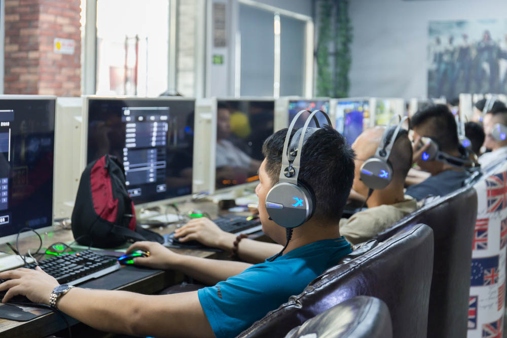 Chinese gamers in Chongqing (Shutterstock)