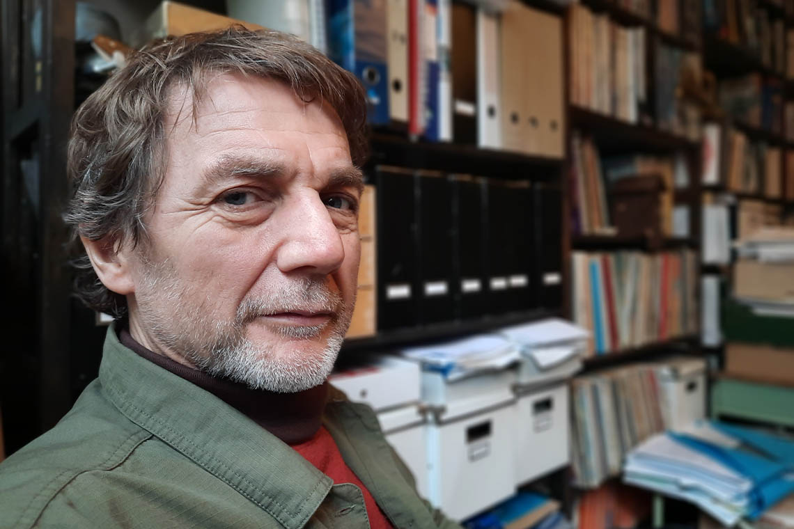 Prof. Paul De Hert (VUB) in zijn bibliotheek