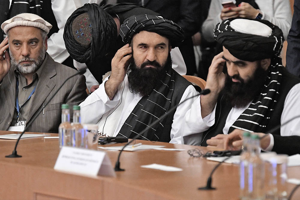Rechts talibanminister Amir Khan Mutaqi in Sint-Petersburg op 20 oktober 2021 (Photonews)