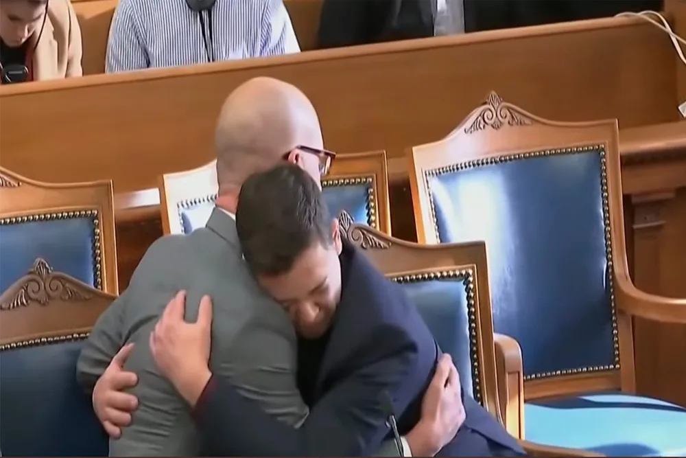 Een zichtbaar ontroerde Kyle Rittenhouse bij het verdict. (Beeld: Twitter)