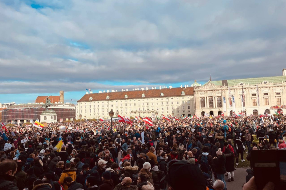 In Wenen betoogden zo'n 40.000 mensen tegen de lockdown en vaccinatieplicht. (Beeld: Twitter)