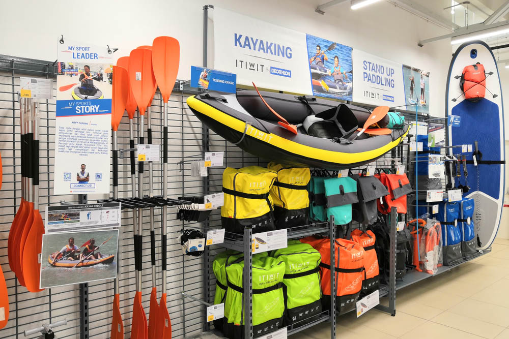 Een kajak in een Decathlon-winkel (Shutterstock)