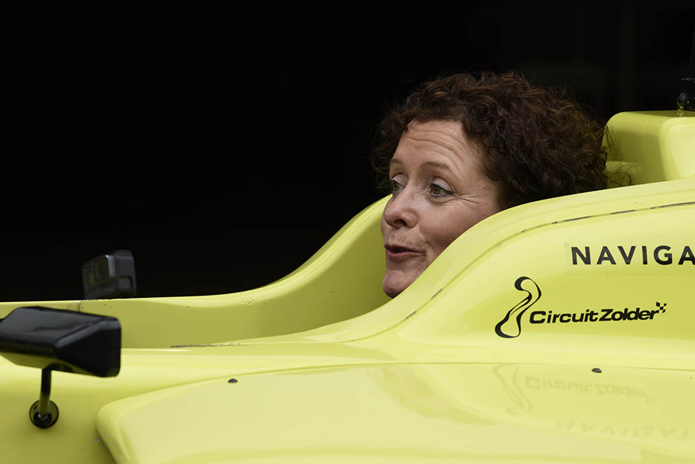 Vlaams minister van Mobiliteit Lydia Peeters (Open Vld) in een elektrische auto (Photonews)