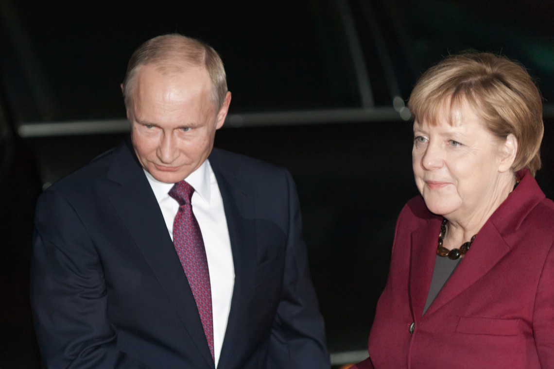 Vladimir Poetin en Angela Merkel - Afbeelding: Shutterstock
