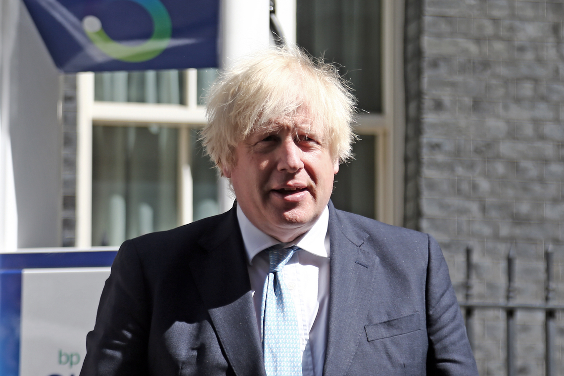 Britse oppositie kapittelt "hypocriete" premier Johnson na vliegreis naar Londen