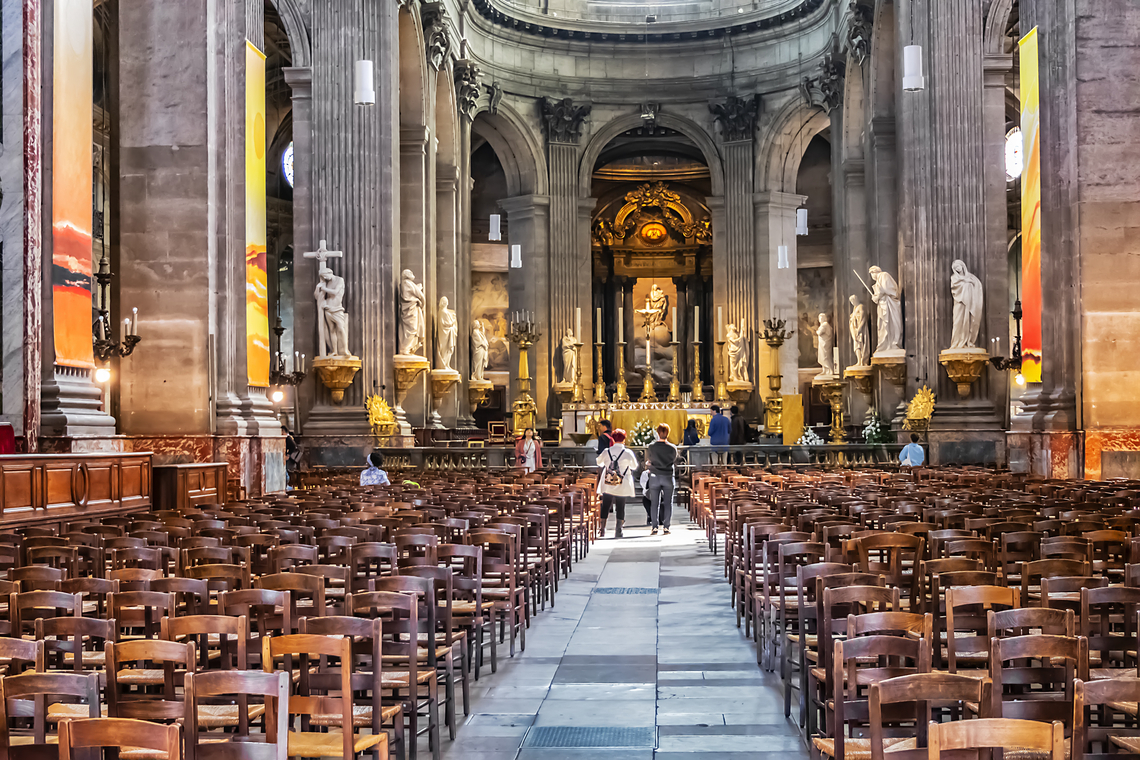 Het interieur van l'église Saint-Sulpice in Parijs - Afbeelding: Shutterstock