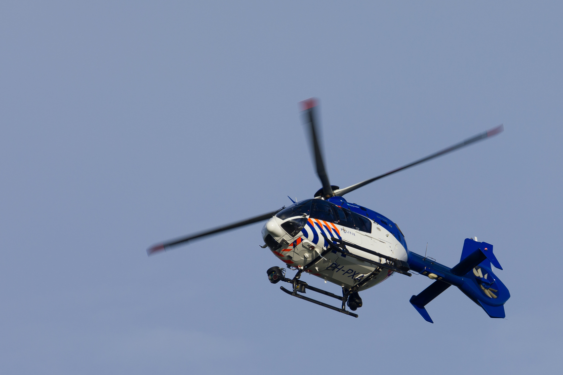 De politie zette een helikopter in om zicht te krijgen op de situatie. Foto Shutterstock.
