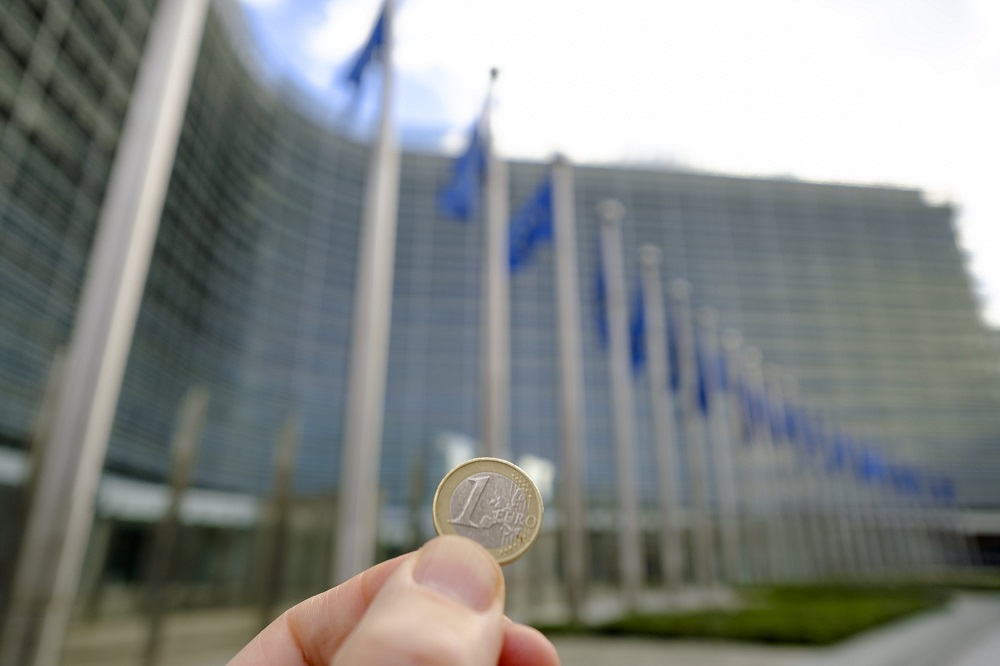 A 1€ coin is seen in front of the Berlaymont, the EU Commission headquarter on December 31, 2021 in Brussels © Thierry Monasse/Polaris/Photo News
