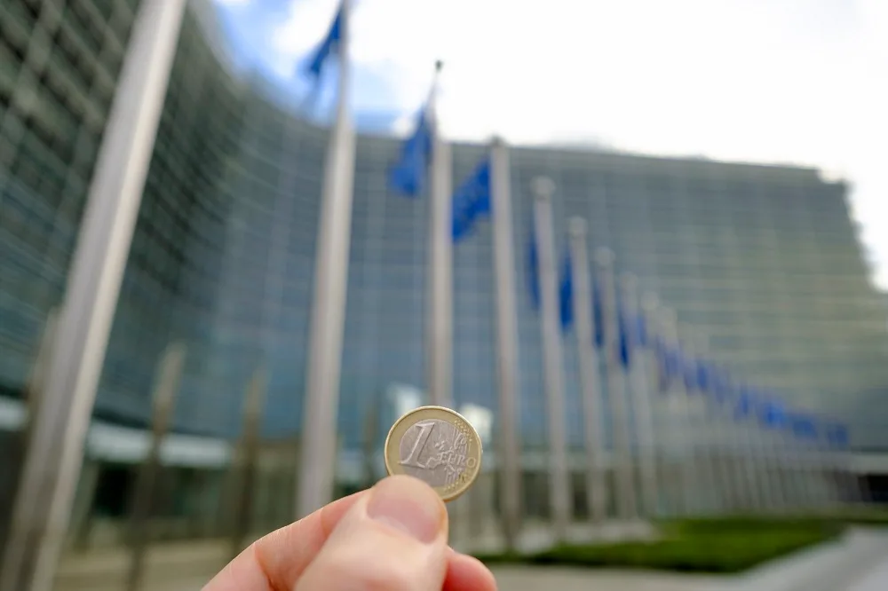 A 1€ coin is seen in front of the Berlaymont, the EU Commission headquarter on December 31, 2021 in Brussels © Thierry Monasse/Polaris/Photo News