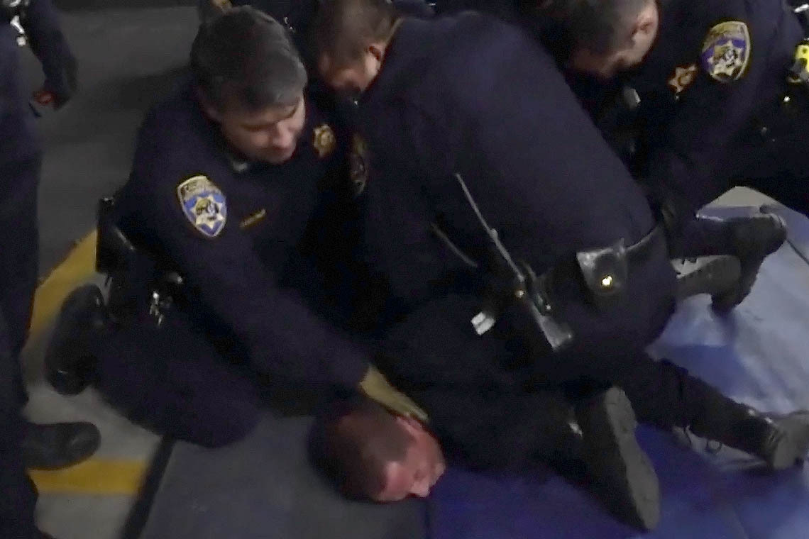 "I can't breathe": nieuwe beelden tonen hoe gearresteerde Amerikaanse man sterft