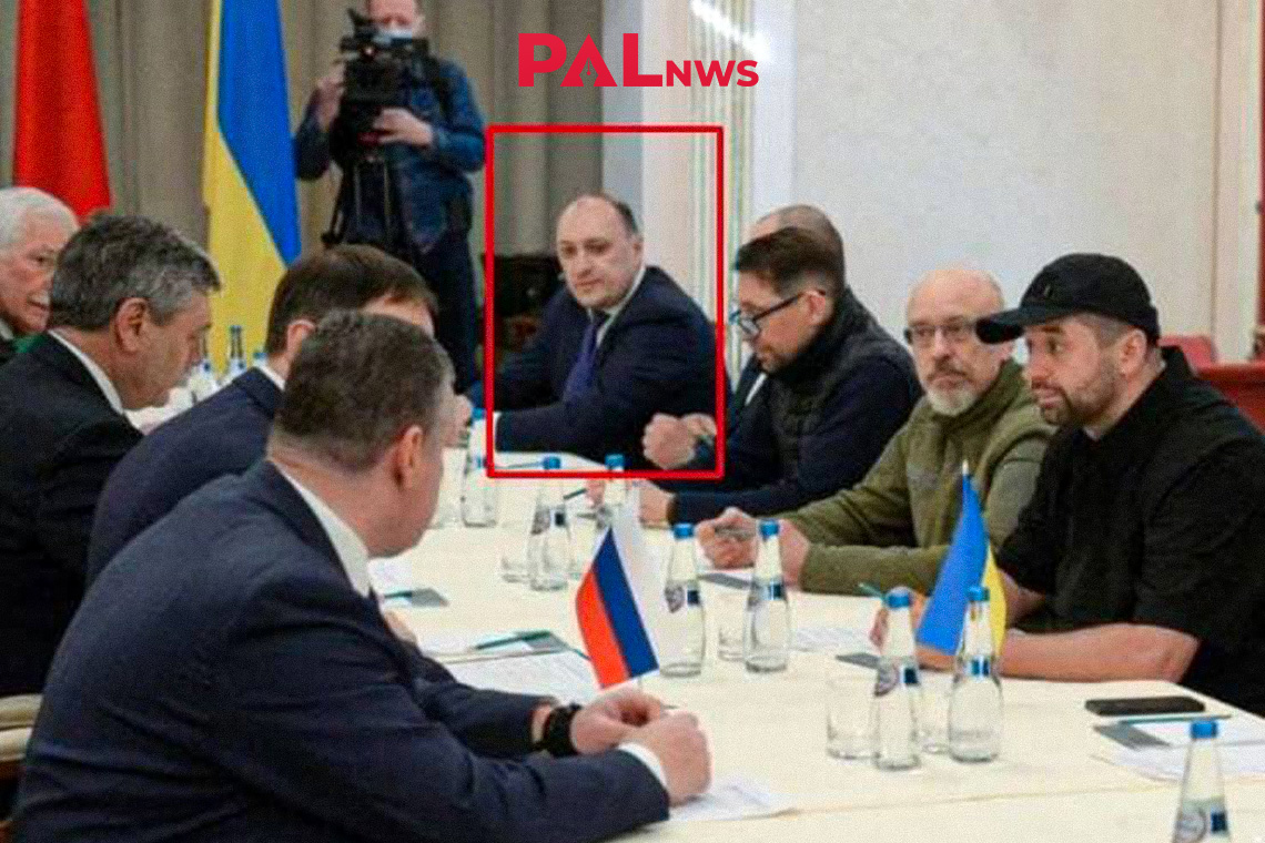 De Russische spion Denis Kireev zit rechts achteraan. Afbeelding Twitter
