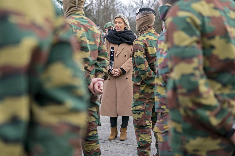 Minister van Defensie Ludivine Dedonder (PS) op bezoek bij militairen (Photonews)