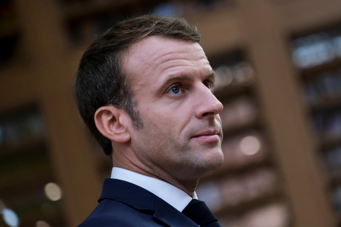 Bizar: Frans president Macron kopieert kledingstijl van Zelensky