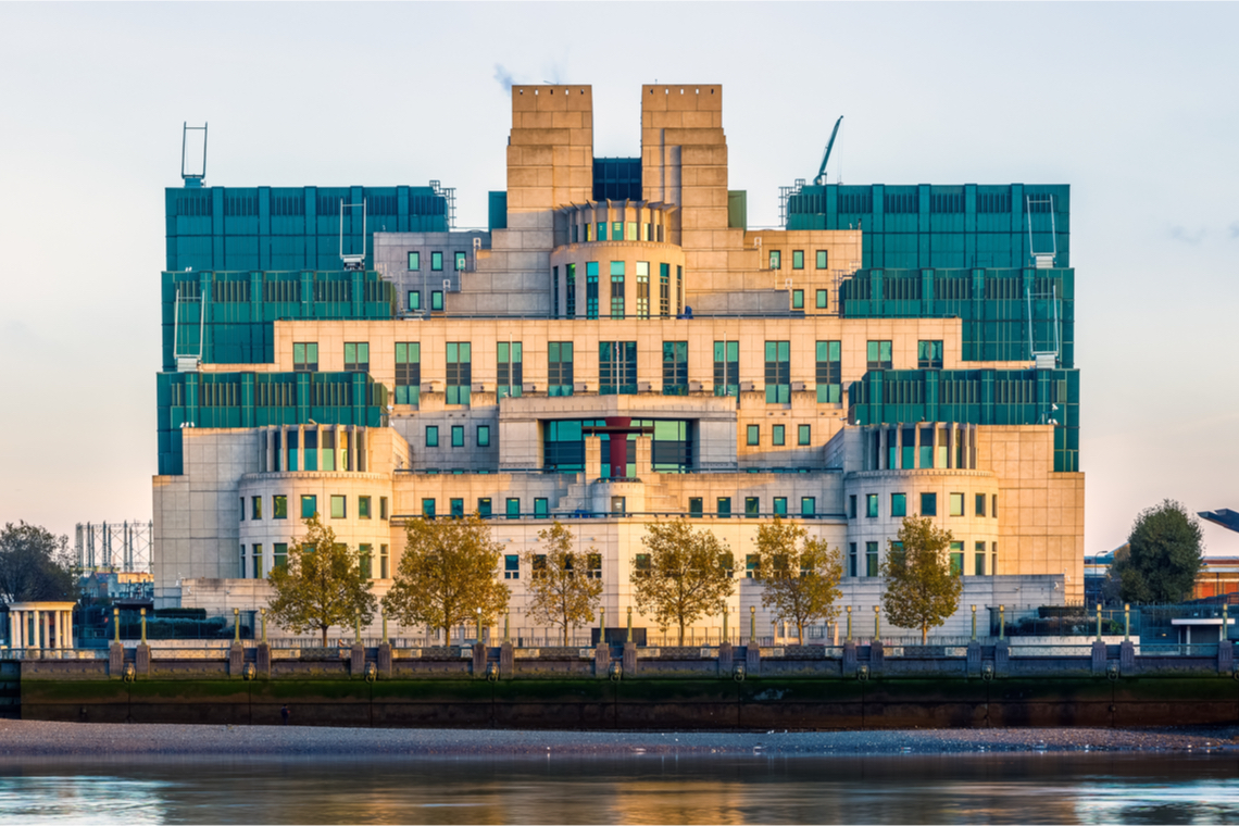 MI6 gaat woke: Britse veiligheidsdienst moedigt politiek correct taalgebruik aan