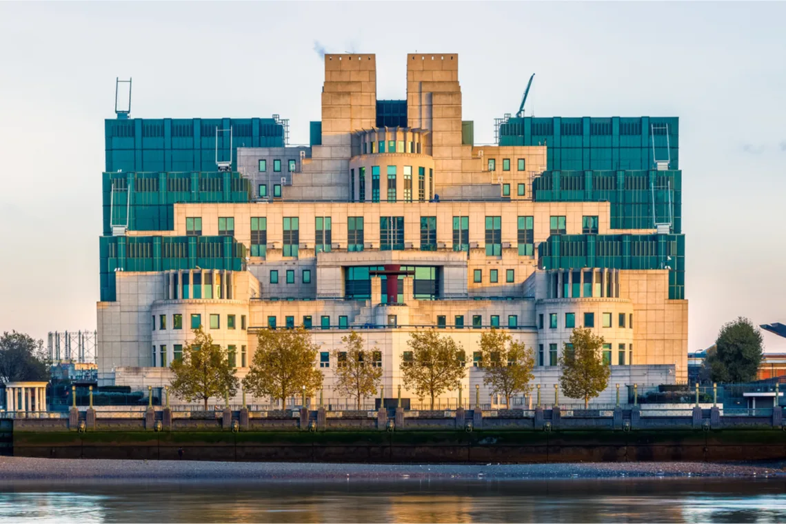 MI6 gaat woke: Britse veiligheidsdienst moedigt politiek correct taalgebruik aan