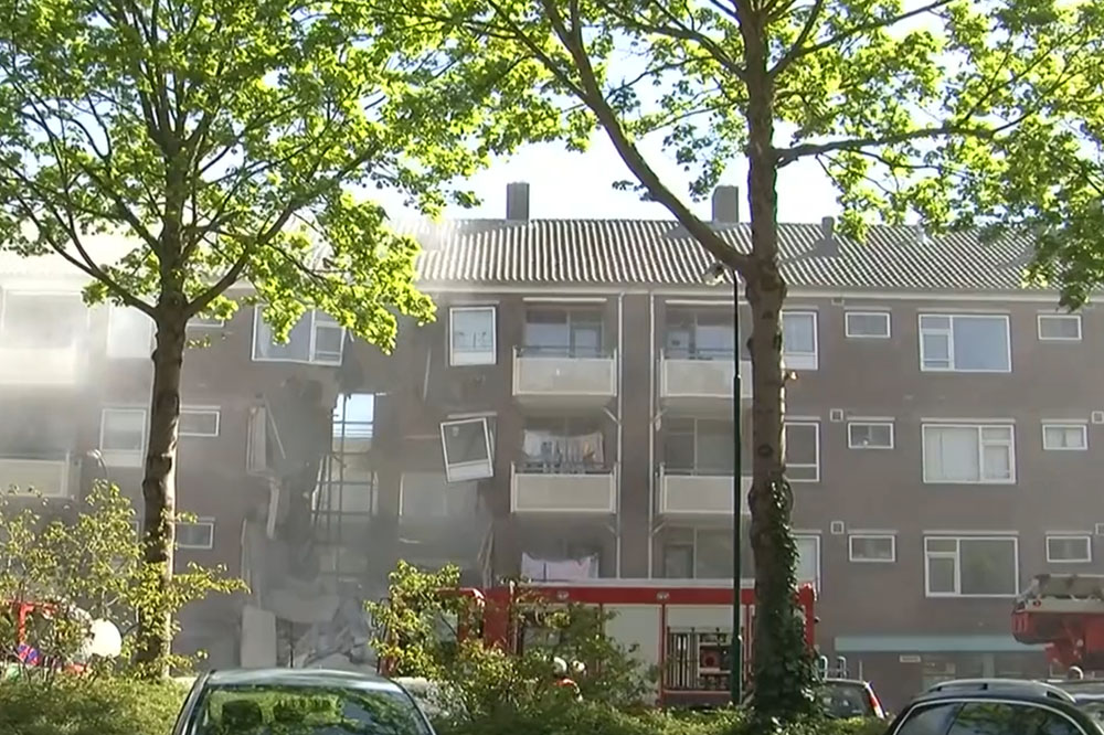 Gasontploffingen zorgt voor grote schade in Nederland, mediabedrijf ter plaatse filmt tweede explosie