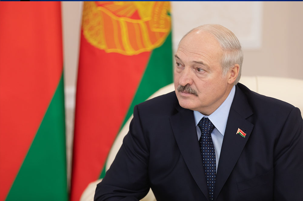 Loekasjenko legt de schuld voor de gruwel in Boetsja bij de Britten