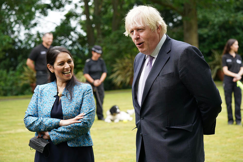 De Britse minister van Binnenlandse Zaken Priti Patel & premier Boris Johnson (Photonews)