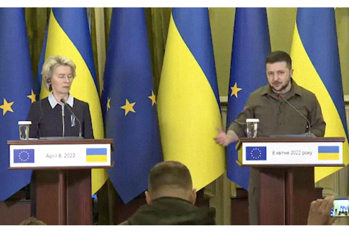 Europees commissievoorzitter Ursula von der Leyen en Oekraïens president Volodimir Zelenski op een gezamenlijke persconferentie in Kiev. Foto: Twitter @KyivIndependent