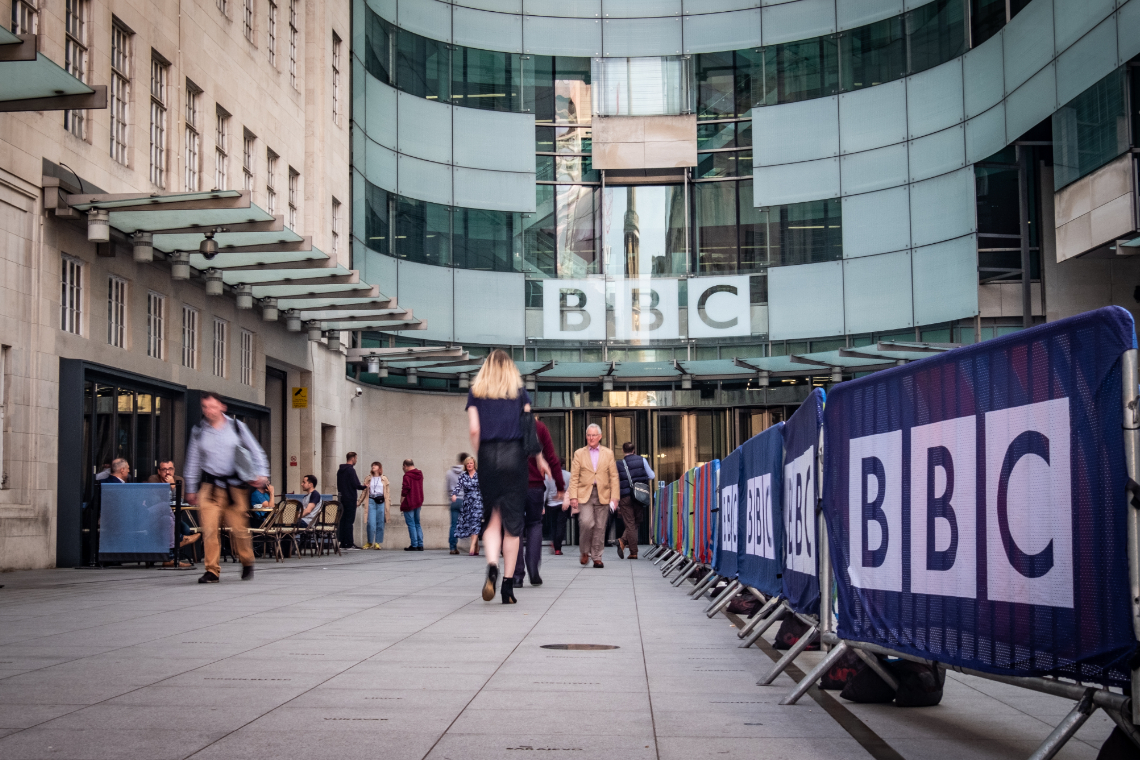 BBC past getuigenis van verkrachtingsslachtoffer aan om genderinclusief te zijn