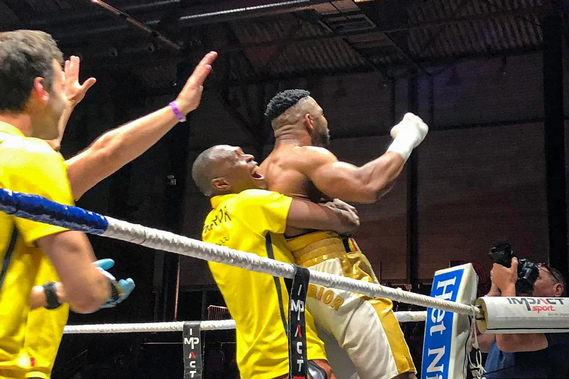 Steve Eloundou doet zijn bijnaam "The Warrior" alle eer aan en verlengt zijn Belgische titel bij de lichtzwaargewichten. Foto: Wouter De Paepe