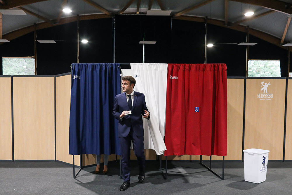 Emmanuel Macron brengt zijn stem uit. (Photonews)