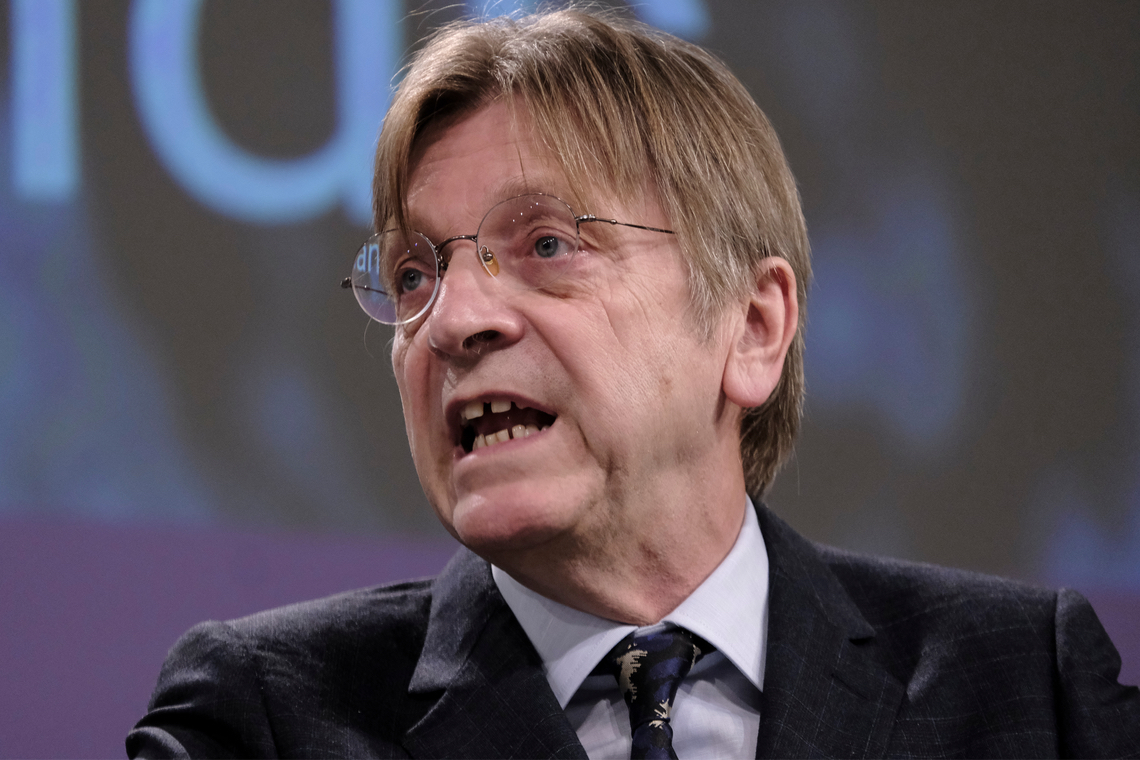Verhofstadt dreigt met motie van afkeuring tegen von der Leyen