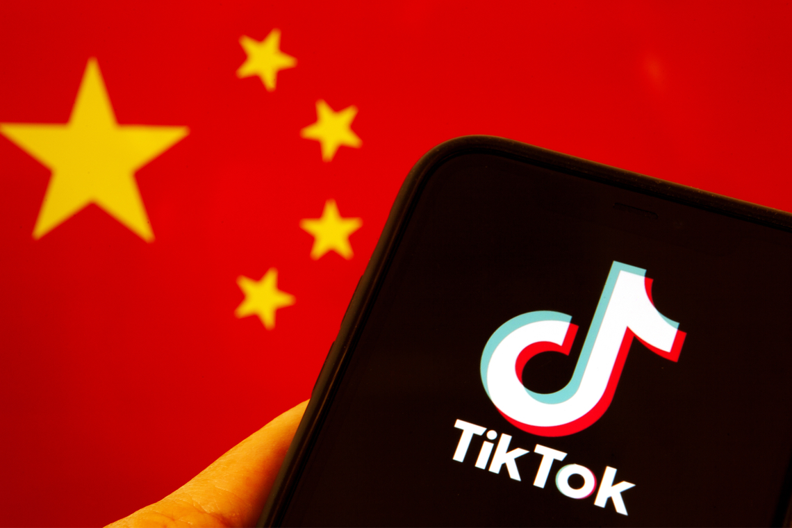 Joe Rogan waarschuwt voor gebruik van TikTok: “Uiteindelijk bezit China al jouw data”