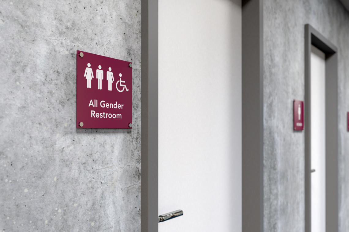 Nederlandse basisschool volledig genderneutraal: "Jongens moeten er verplicht zittend plassen"