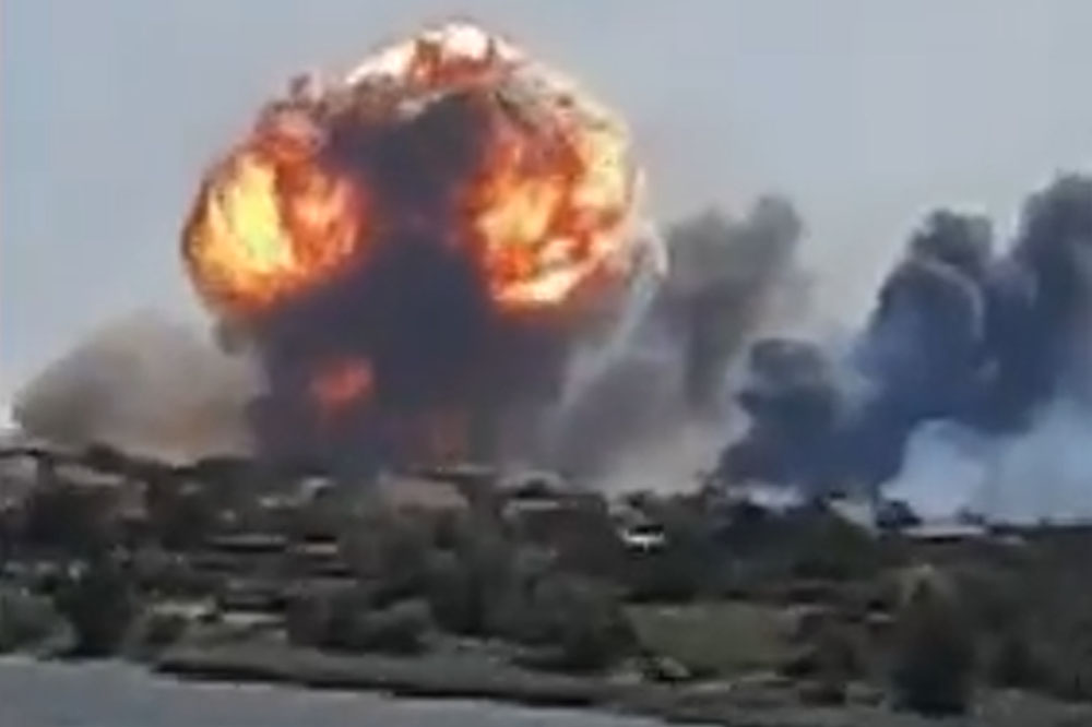 In beeld: Militaire luchtmachtbasis op de Krim getroffen door zware explosies