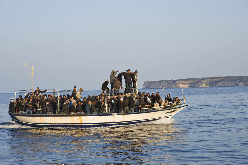Een migrantenbootje op de Middellandse Zee (Photonews)