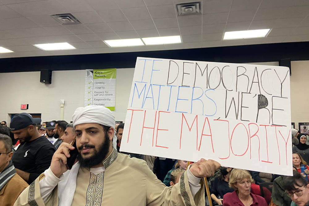 Amerikaanse moslims protesteren massaal tegen seksueel expliciet LGBTQ+ lesmateriaal in scholen