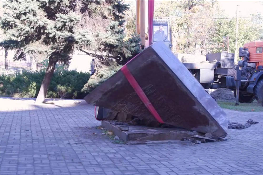 Russische bezetters breken monument dat Holodomor herdenkt af in Marioepol