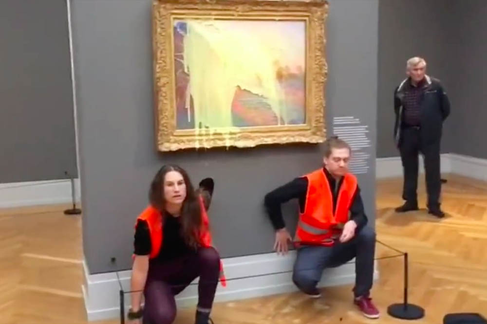 Klimaatactivisten gooien aardappelpuree op kostbaar schilderij van Monet