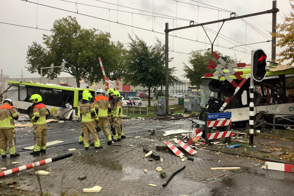 Spectaculair ongeval in Bergen op Zoom: trein doorboort autobus