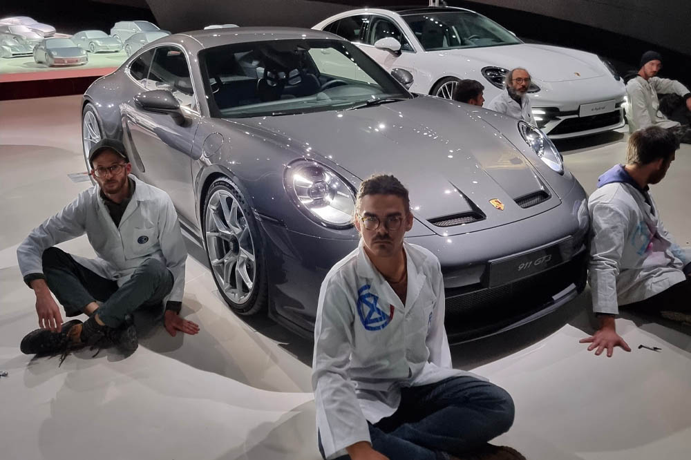Klimaatactivisten lijmen zich vast in Porsche-toonzaal, maar beklagen zich dat ze niet naar toilet kunnen