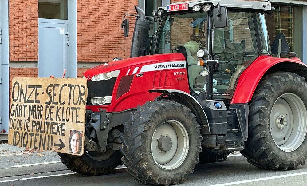 Boeren protesteren tegen Mestactieplan: "C4 voor Demir"