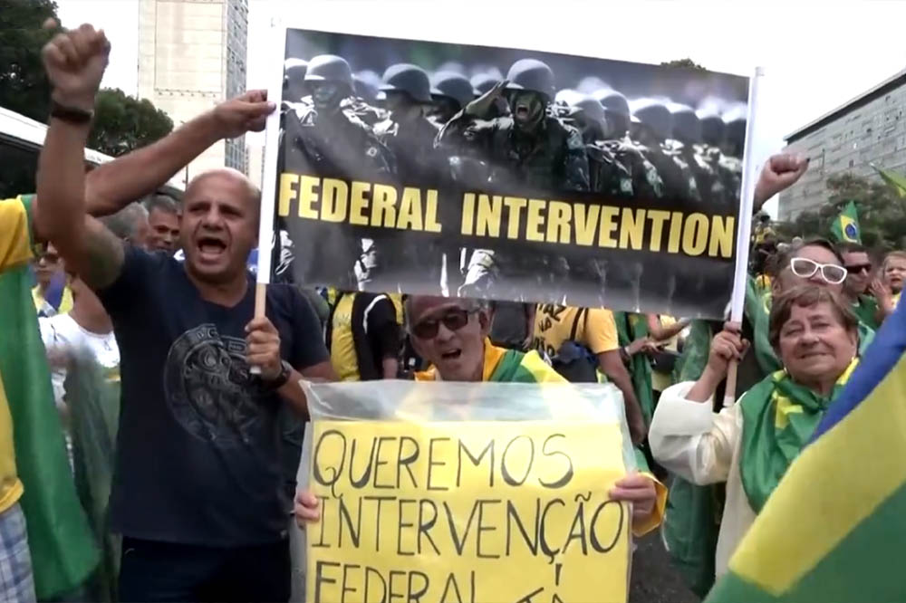Pro-Bolsonaro betogingen houden aan in Brazilië, tegenstander rijdt in op protest