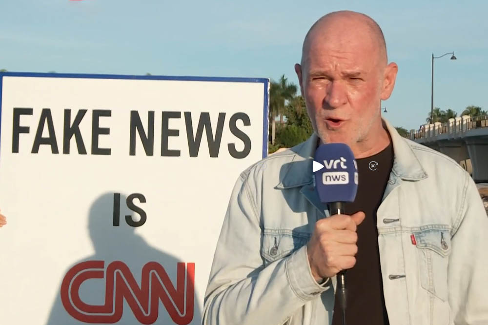 Trump-aanhanger kleurt verslaggeving Björn Soenens met "fake news"-plakkaat
