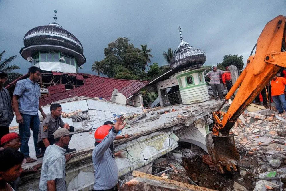 Zware aarbeving in Indonesië eist zware tol: minstens 162 doden